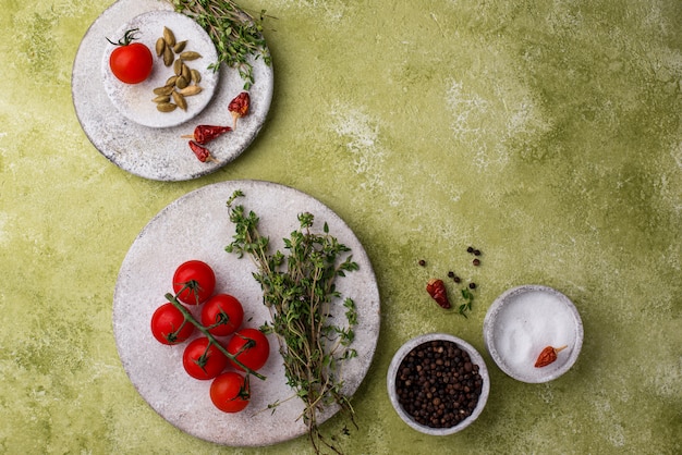 Tomaten, Thymian, Knoblauch und Gewürze