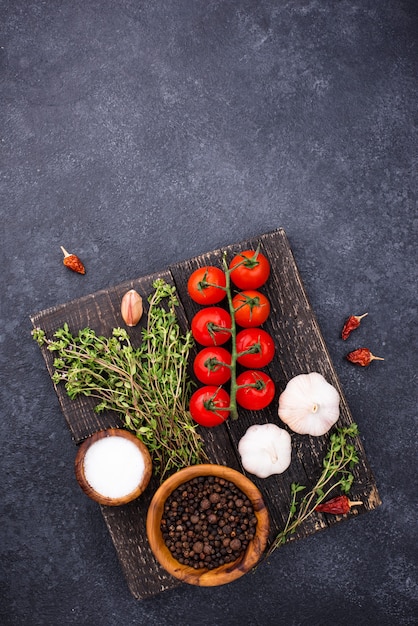 Tomaten Thymian Knoblauch und Gewürze