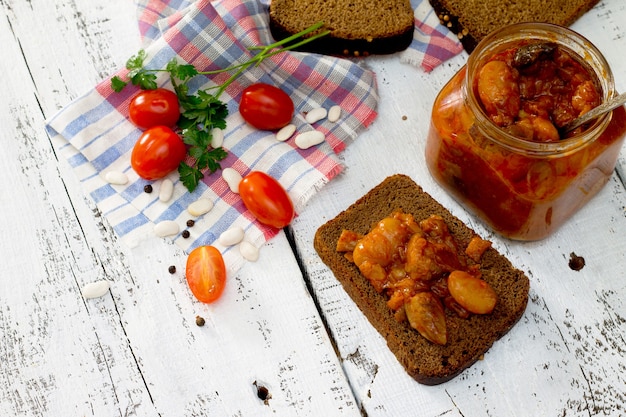 Tomaten und Bohnen auf Brot