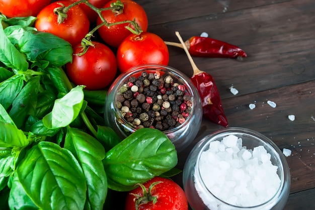 Tomaten und Bündel frischer grüner Basilikum