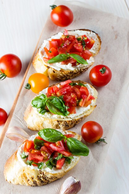 Tomaten und Käse frisch gemacht Bruschetta.