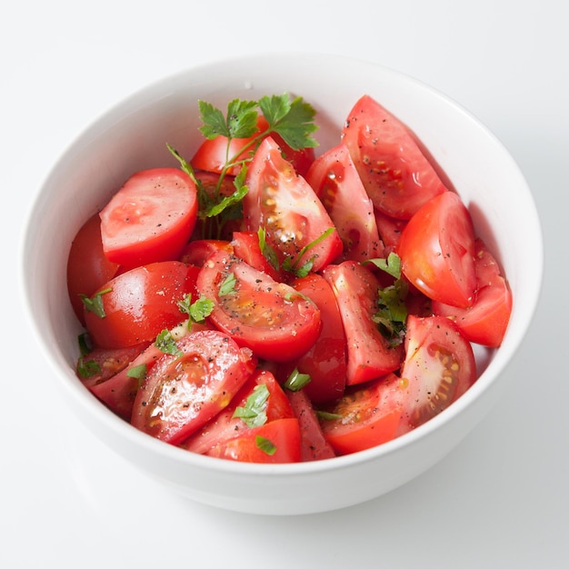 Tomaten- und Petersiliensalat in einer weißen Schüssel