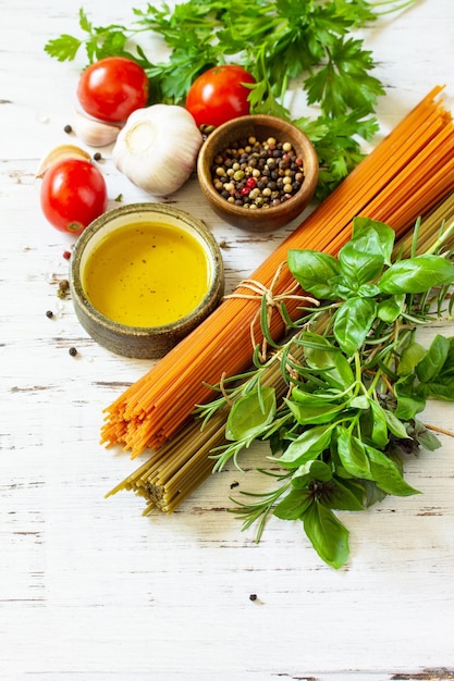 Tomaten und Spinat Spaghetti Kräuter Gewürze Olivenöl und Gemüse Textfreiraum