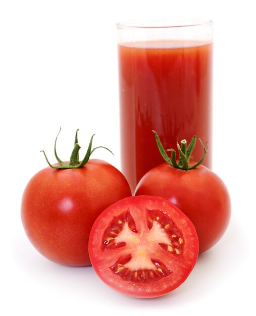 Tomaten und Tomatensaft lokalisiert auf weißem Hintergrund