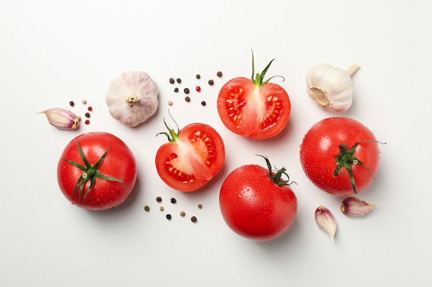 Tomaten und Zutaten auf weißem Hintergrund, Draufsicht