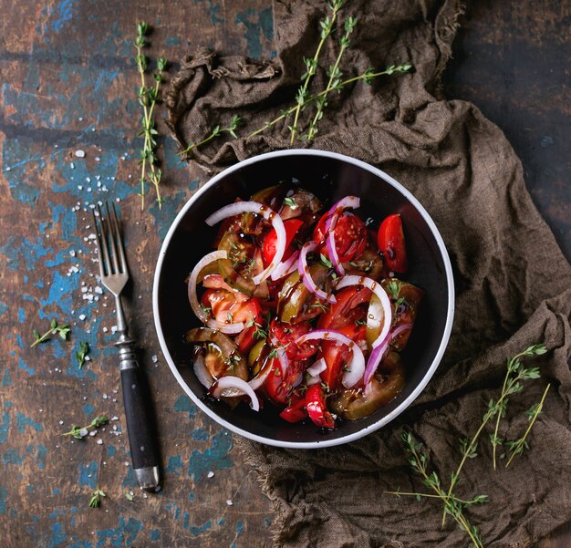 Tomaten und Zwiebelsalat