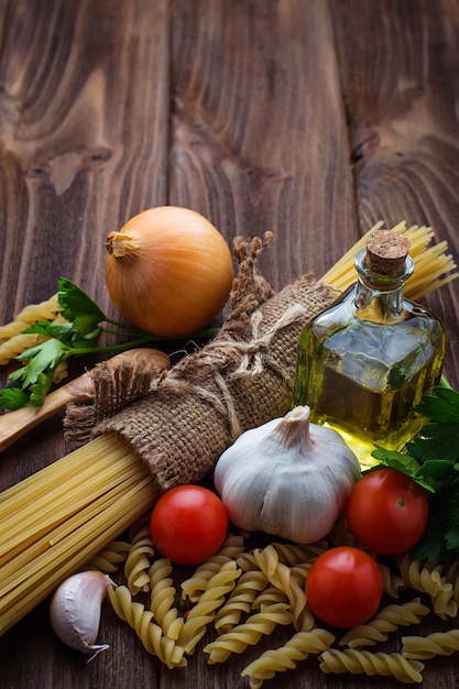 Tomaten, ungekochte Teigwaren, Knoblauch, Petersilie