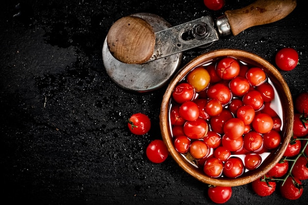 Tomaten zum Marinieren in einer Holzplatte