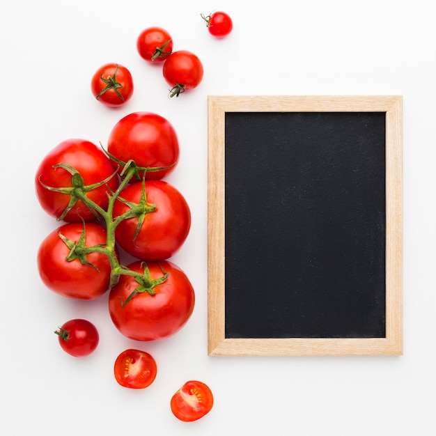 Foto tomatenanordnung mit leerer tafel
