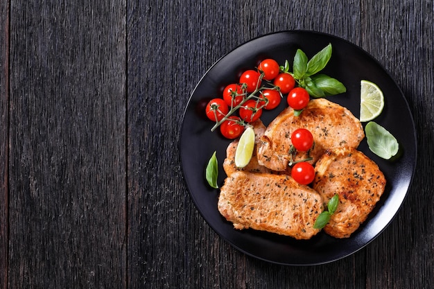 Foto tomatenbasilikum-pesto, gebratene schweinefleischkotletten auf dem teller