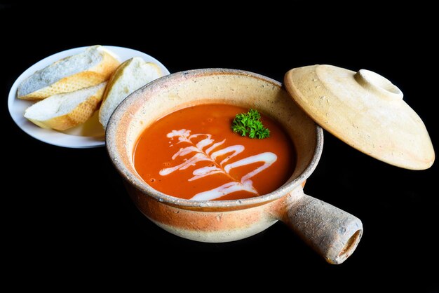 Tomatencremesuppe isoliert auf schwarzem Hintergrund Seitenansicht