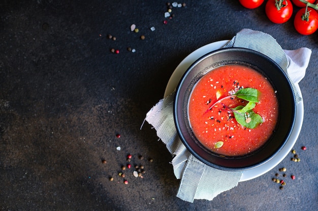 Tomatencremesuppe mit Pfeffer in einer Schüssel