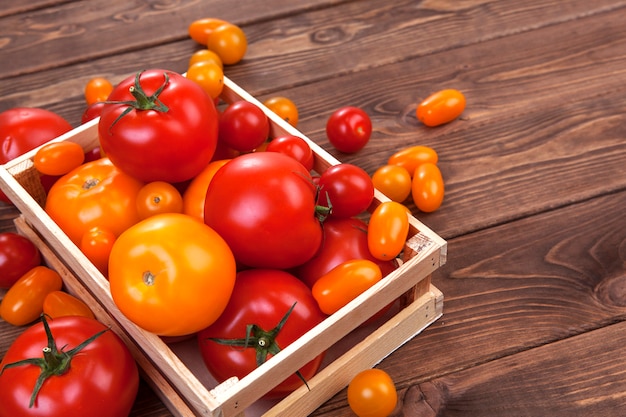 Tomatenernte auf Holztischhintergrund