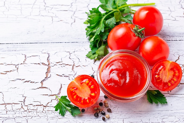 Tomatenketchupsoße auf hölzernem Hintergrund