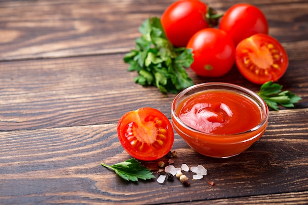 Tomatenketchupsoße auf hölzernem Hintergrund