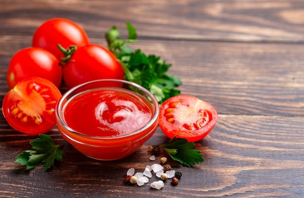Tomatenketchupsoße auf hölzernem Hintergrund