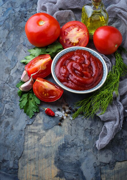 Tomatenketchupsoße auf konkretem Hintergrund. Selektiver Fokus