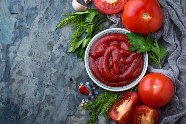 Tomatenketchupsoße auf konkretem Hintergrund. Selektiver Fokus