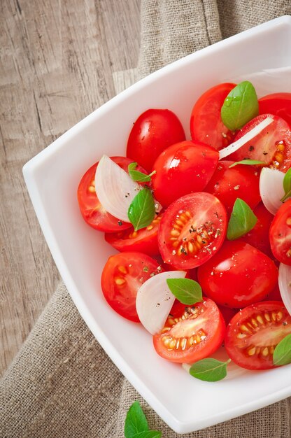 Tomatenkirschsalat mit Basilikum, schwarzem Pfeffer und Zwiebeln