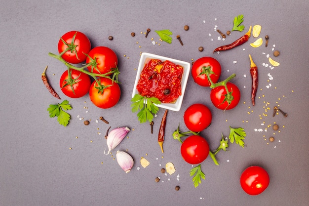 Tomatenkonfitüre, Marmelade, Chutney, Soße. Selbst gemachtes Erhaltungskonzept