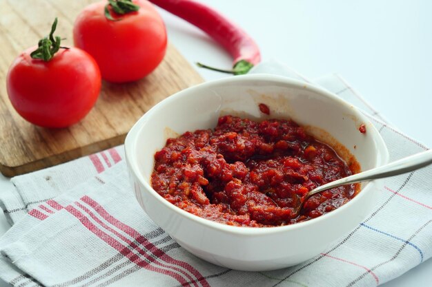 Tomatenmark mit reifen Tomaten