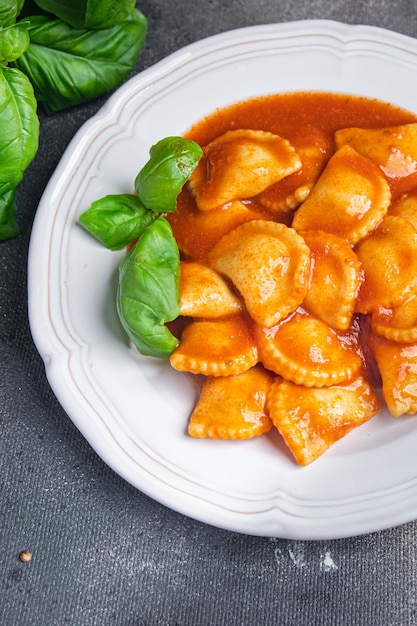 tomatenravioli fisch gefüllte nudeln sauce frisches gericht gesunde mahlzeit essen snack auf dem tisch kopierraum