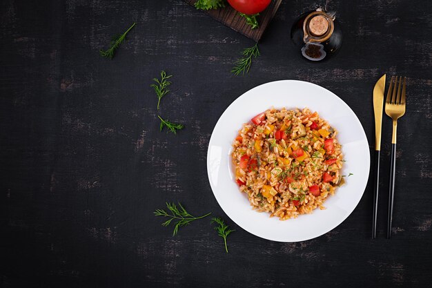 Tomatenreis mit Gemüse und Hähnchen Gesundes Essen Gesunder Lebensstil Draufsicht über Kopf