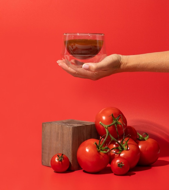 Tomatensaft auf rotem Grund