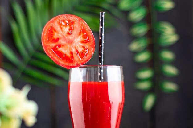 Foto tomatensaft frisch gepresster cocktail tomatenalkohol trinken bio-getränk auf dem tisch gesundes essen