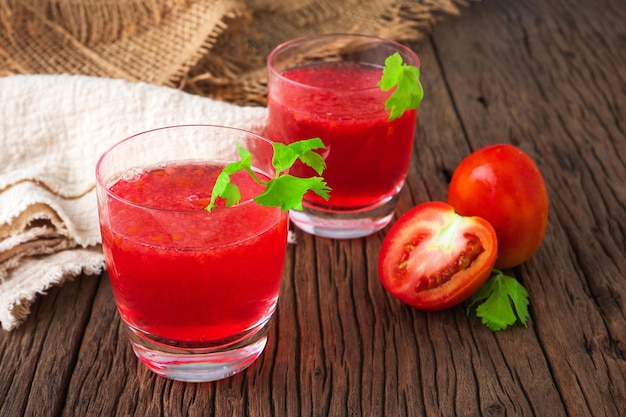 Tomatensaft, Glas Tomatensaft mit Gemüse auf Holzuntergrund