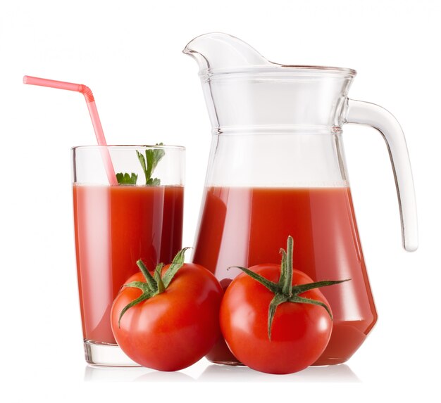 Tomatensaft in einem Glas und einer Karaffe