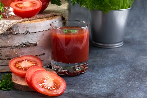 Tomatensaft in Gläsern steht auf einem Holzstumpf