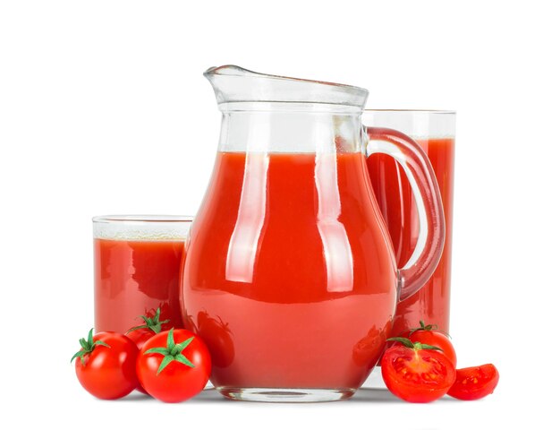 Tomatensaft in Gläsern und frischen Tomaten