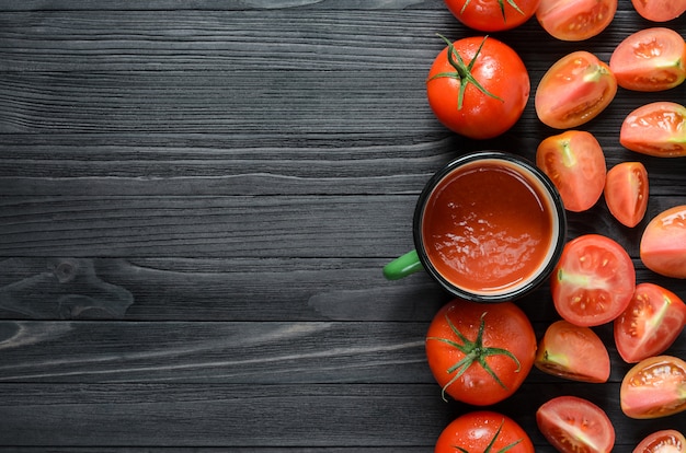 Tomatensaft in grüner Emaille-Tasse