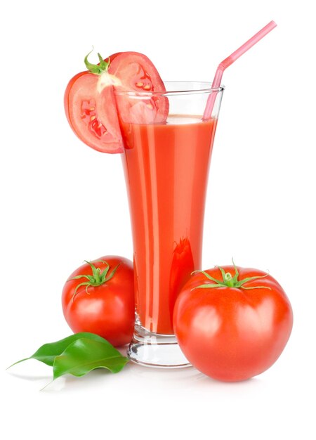 Tomatensaft und Tomaten auf weißem Hintergrund