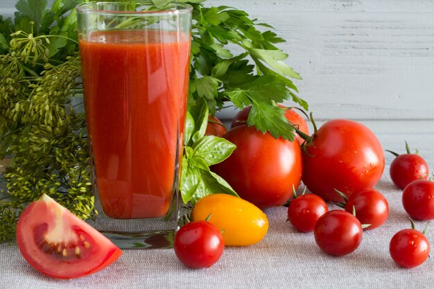 Tomatensaft und Tomaten