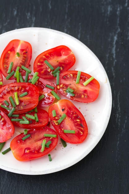 Tomatensalat auf einem Teller