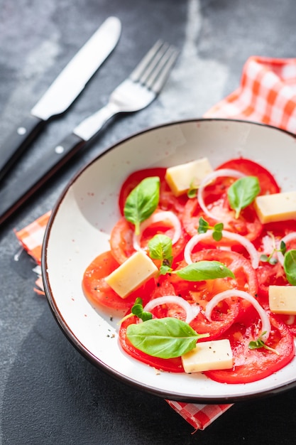 Tomatensalat Gemüse-Gemüse-Basilikum-Diät auf dem Tisch Sommer gesunde Ernährung