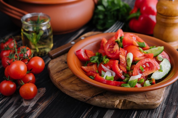 Tomatensalat mit Gurke, Zwiebel und Petersilie