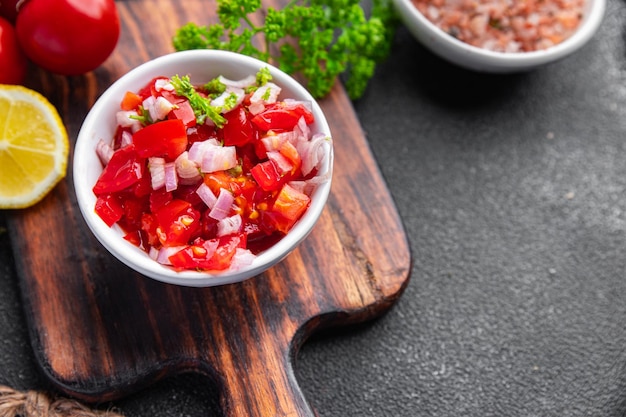 tomatensalsa würziger salat traditionelles essen frische mahlzeit lebensmittel snack auf dem tisch kopierraum essen