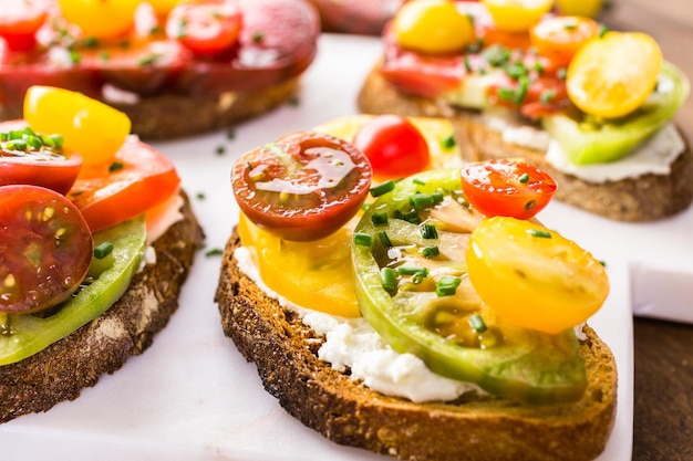 Tomatensandwich mit Bio-Erbstücktomaten.