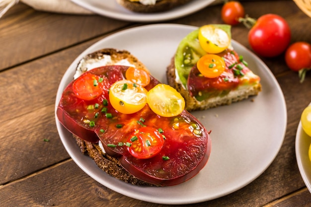 Tomatensandwich mit Bio-Erbstücktomaten.