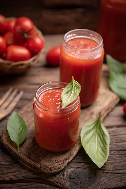 Foto tomatensauce in einem glas auf einem rustikalen holztisch hautnah