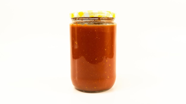 Tomatensauce in einem Glas Hausgemachte Tomatensauce, die Prozesskonzeptidee auf weißem Hintergrund macht