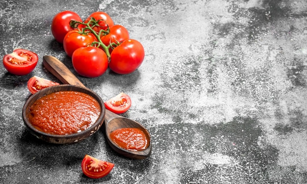 Tomatensauce in einer Holzschale. Auf rustikalem Hintergrund.