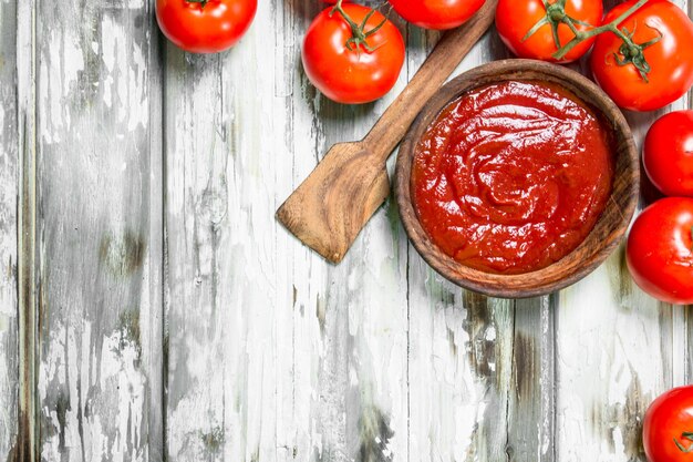 Tomatensauce in Holzschüssel mit Schaufel