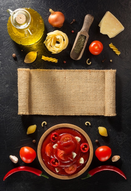 Tomatensauce in Schüssel auf schwarzem Hintergrundtextur