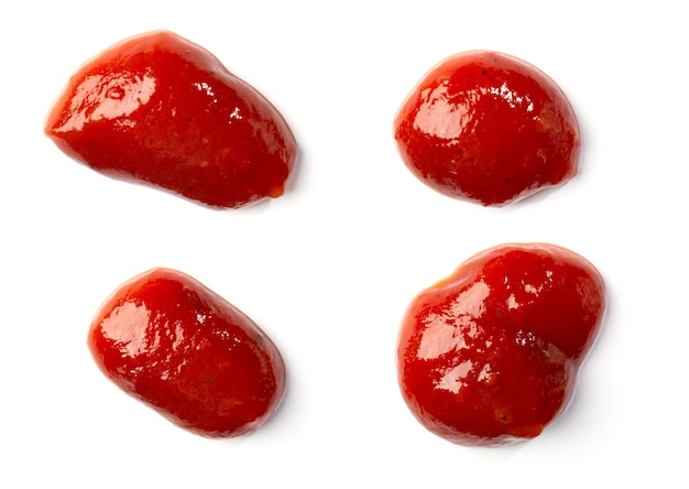 Tomatensauce-Ketchup-Tropfen auf weißem Hintergrund.