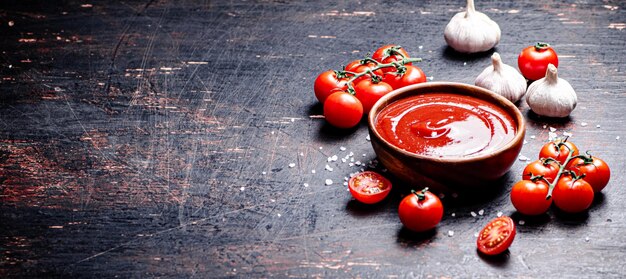 Tomatensauce mit Gewürzen und Knoblauch