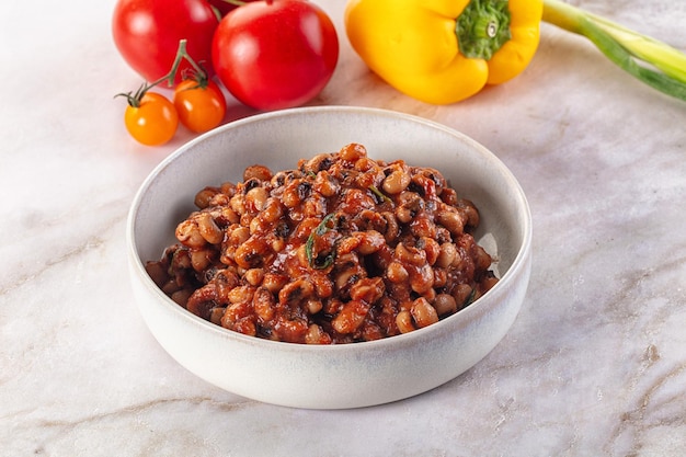 Tomatensauce mit schwarzen Augenbohnen